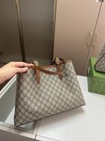 شنط قوتشي هاي كوالتي يتوفر حجمين كبير ووسط