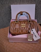 شنط ميو ميو كوالتي الحجم الوسط