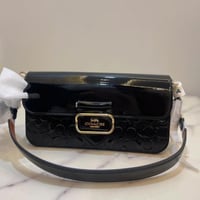 شنطة كوتش هاي كوالتي لون أسود لامع حجم وسط