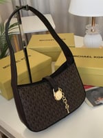 شنط مايكل كورس الحجم موضح بالصور