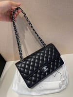 شنطة شانيل لون أسود حجم وسط مع هاي كوالتي