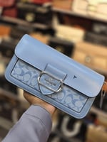 شنط كوتش كوالتي الحجم وسط يتوفر عدة الوان