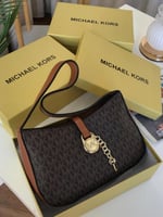 شنط مايكل كورس الحجم موضح بالصور