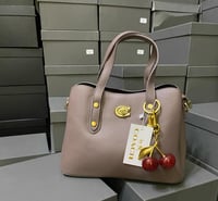 شنط كوتش كوالتي حجم وسط مع الميدلية يتوفر عدة ألوا...