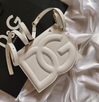 شنط دولتشي اند غابانا يتوفر عدة الوان الحجم موضح ب...