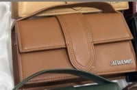 شنط جاكيموس حجم وسط الشعار فضي