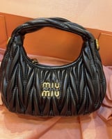 شنط ميو ميو درجة أولى الحجم صغير