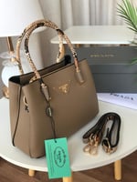 شنط برادا درجة اولى الحجم موضح بالصور