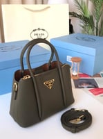 شنط برادا درجة اولى الحجم وسط