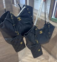 شنط شانيل يتوفر حجمين وسط وكبير مع محفظة