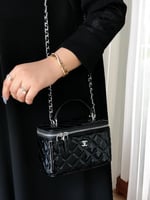 شنط شانيل لامع مع مرآة الحجم موضح بالصور