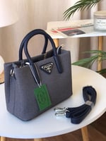 شنط برادا درجة اولى الحجم موضح بالصور