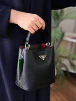 شنط برادا كوالتي الحجم وسط مع البوكس