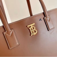 شنط بيربري هاي كوالتي الحجم موضح بالصورة يتوفر لون...