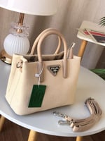 شنط برادا درجة اولى الحجم موضح بالصور