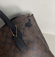 شنطة كوتش هاي كوالتي الحجم موضح بالصورة لون بني