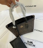 شنط كوتش هاي كوالتي بسحاب حجم وسط يتوفر عدة الوان