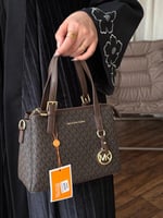 شنط مايكل كورس يتوفر عدة الوان المقاس موضح بالصور