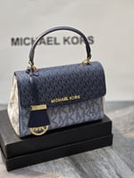 شنط مايكل كورس يتوفر حجمين