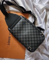 شنطة رجالية لويس فيتون يتوفر شكلين