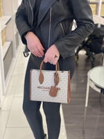 شنط مايكل كورس هاي كوالتي الحجم وسط