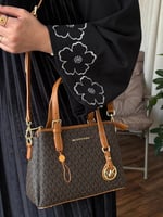 شنط مايكل كورس يتوفر عدة الوان المقاس موضح بالصور