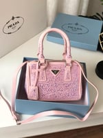 شنط برادا كريستال الحجم صغير