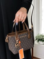 شنط مايكل كورس الحجم موضح بالصور