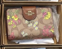 محفظة كوتش يتوفر عديد من الالوان