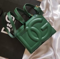 شنط دولتشي اند غابانا يتوفر عدة الوان الحجم موضح ب...