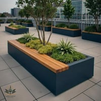 جلسة خارجية كبيرة وحوض زراعي خلفي