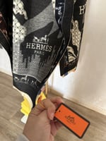 شال هرميز باللون الاسود والبني كشمير مع البوكس