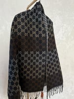 شال قوتشي كشمير باللون الأسود مع البوكس
