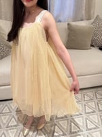 فستان ديور مكلل ذهبي بنفشة ناعمة مزين بكتابة علامة...