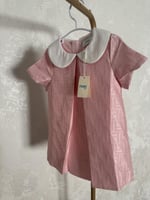 فستان فندي وردي مزين بياقة بيضاء