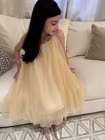 فستان ديور مكلل ذهبي بنفشة ناعمة مزين بكتابة علامة...