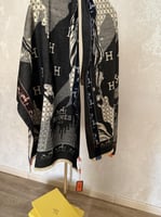 شال هرميز باللون الاسود والبني كشمير مع البوكس