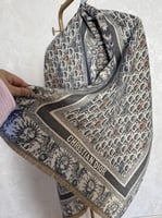 شال ديور كشمير رمادي وسكري مع البوكس