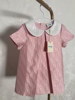 فستان فندي وردي مزين بياقة بيضاء