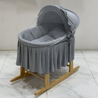 سلة موسى مع حامل هزاز خشبي