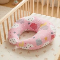 مخدة رضاعة – لون وردي برسومات غيوم ونجوم