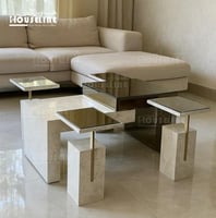 طاولة وسط بتصميم معماري سطح مرايا وقاعدة رخامية