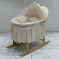 سلة موسى مع حامل هزاز خشبي