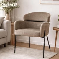 كرسي فردي مودرن بقماش بيج دافئ وقاعدة معدنية سوداء