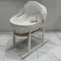 سلة موسى مع حامل هزاز خشبي