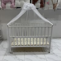 مهد السكينة البيضاء – فخامة سحابية لراحة المولود