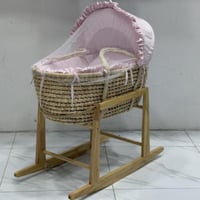 سلة موسى وردي مع حامل هزاز خشبي