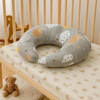 مخدة رضاعة – لون رمادي فاتح برسومات غيوم ونجوم