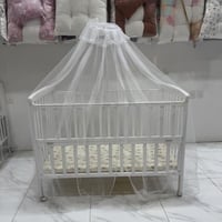 مهد السكينة البيضاء – فخامة سحابية لراحة المولود