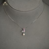 عقد لؤلؤ ناعم وحجر زهري | فضة عيار 925